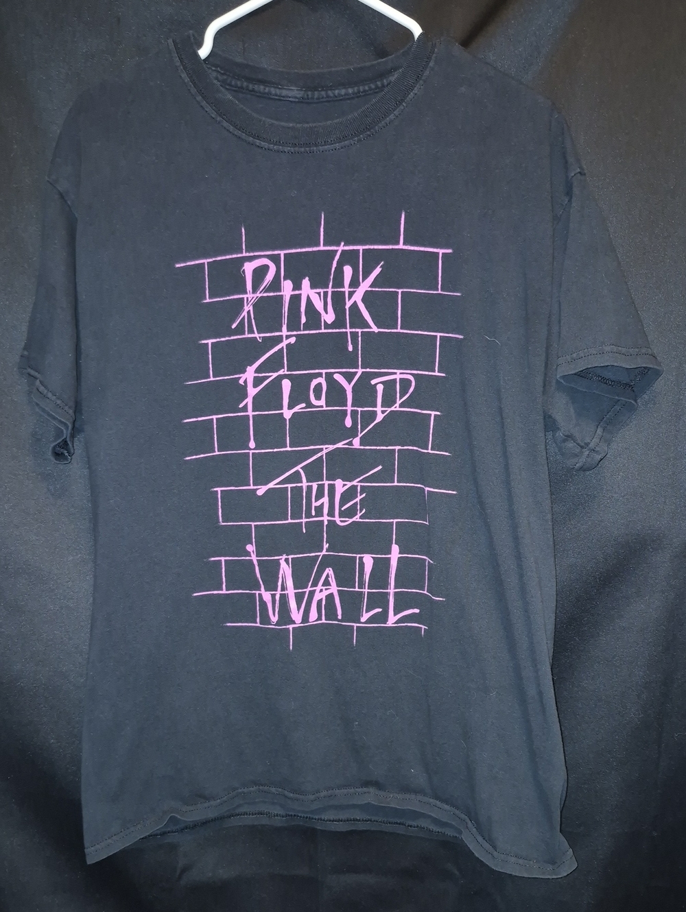 Pink Floyd Black Tee Wall Graphic in Pink Brick Design SIZE LARGE
